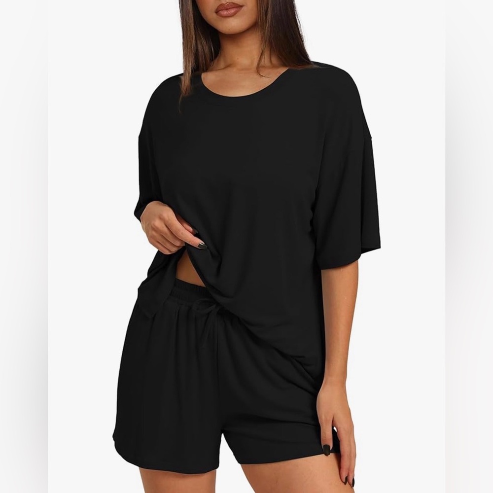 Cozy Black Lounge Two-Piece Set – Oversized Tee & Drawstring Shorts (Large)